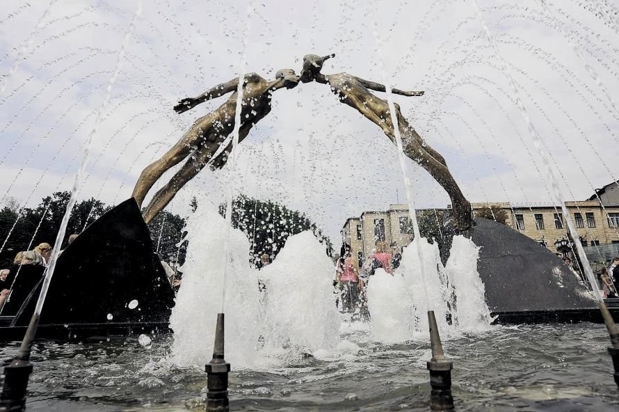 памятник влюбленным