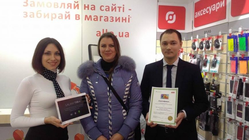 700 000-й клиент “Оплаты частями” бесплатно получил от ПриватБанка и “АЛЛО” новый планшет (фото) - фото 1