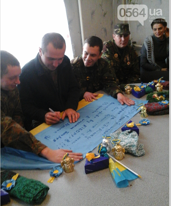 В Кривом Роге наркоторговца освободили из-под стражи, волонтеры смастерили «теплушку» в АТО и передали «киборгам» автобус (фото) - фото 4