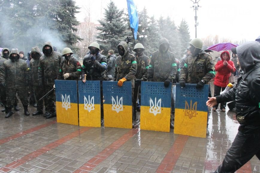 В Кривом Роге  провели выездную сессию горсовета, на митинге потребовали признать Россию страной-агрессором и не торговать идеями Майдана (фото) - фото 3