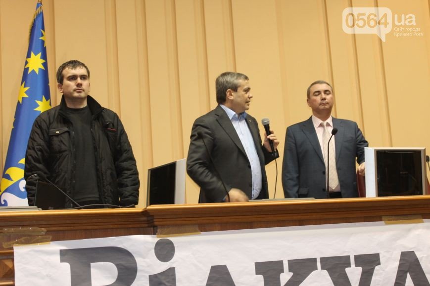 В Кривом Роге: «заминировали» УВД, выписали повестки заместителю мэра и организатору акции протеста, активисты сели за стол переговоров (фото) - фото 6