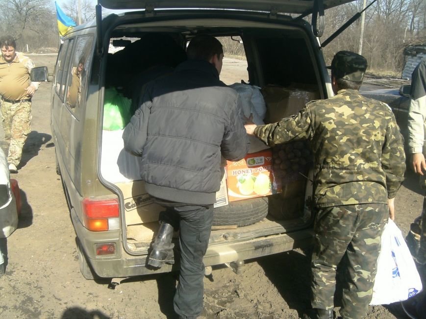 Криворожские волонтеры успели доставить гуманитарную помощь бойцам в зону АТО перед Пасхой (ФОТО) (фото) - фото 1