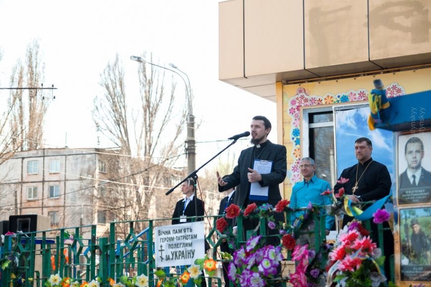 В Кривом Роге на Пасхальном вече верующие различных конфессий помолились за Украину (ФОТО) (фото) - фото 1