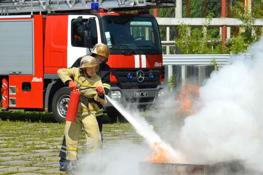 Криворожские «Ангелы» тушили пожар в Днепропетровске (ФОТО) (фото) - фото 1