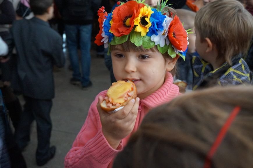 Маленькие криворожане на благотворительной ярмарке собирали средства онкобольному ребенку (ФОТО) (фото) - фото 1