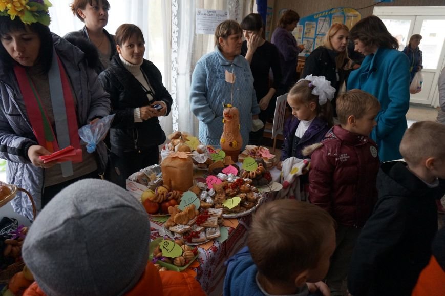 Маленькие криворожане на благотворительной ярмарке собирали средства онкобольному ребенку (ФОТО) (фото) - фото 1