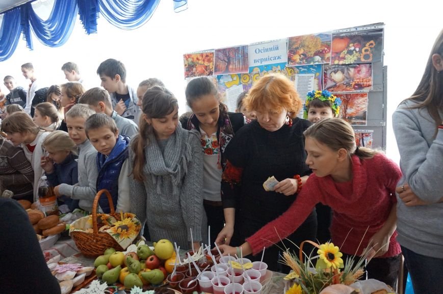 Маленькие криворожане на благотворительной ярмарке собирали средства онкобольному ребенку (ФОТО) (фото) - фото 1