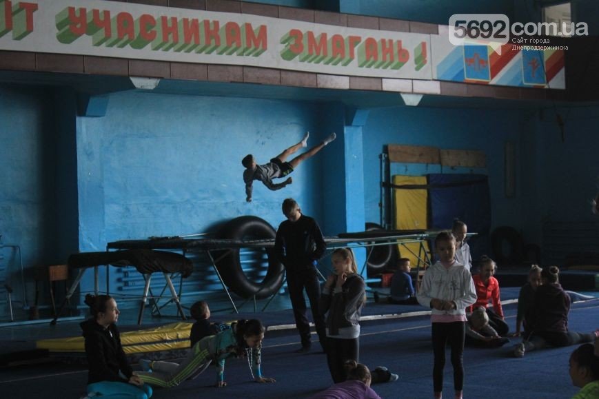 Криворожские акробаты заняли первое место на областном чемпионате (фото) - фото 1