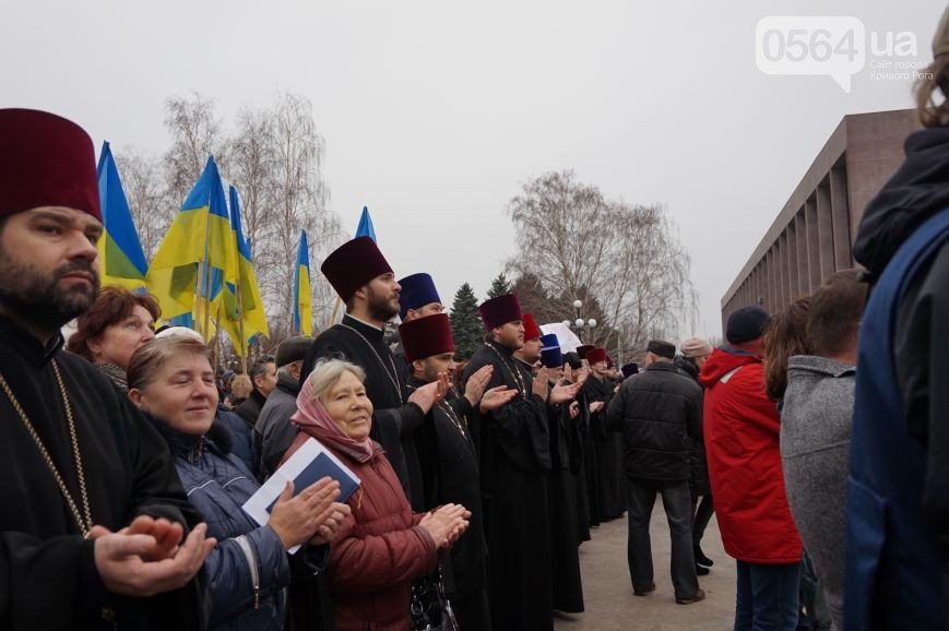 В Кривом Роге: «Автомайдан» перекрывал дорогу с Ингульца,  митинговали против «рейдеров и евро-титушек», заменили 4 членов горизбиркома (фото) - фото 3