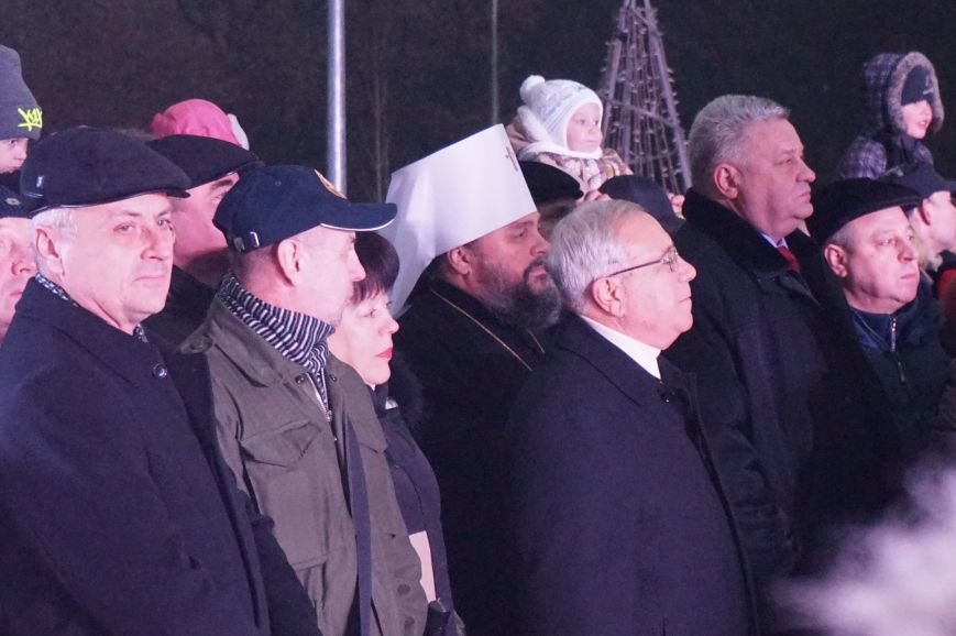 В День Святого Николая в Кривом Роге засияла огнями  главная елка города (ФОТО) (фото) - фото 1