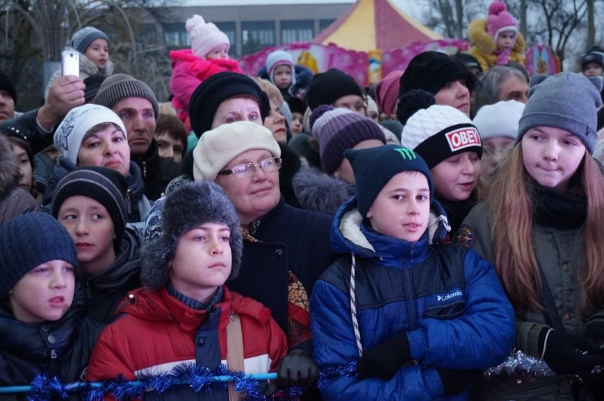 В День Святого Николая в Кривом Роге засияла огнями  главная елка города (ФОТО) (фото) - фото 1