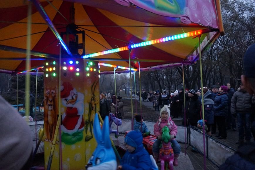 В День Святого Николая в Кривом Роге засияла огнями  главная елка города (ФОТО) (фото) - фото 1