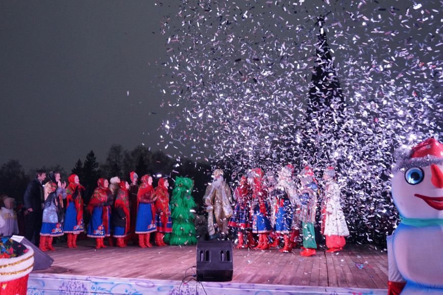 В День Святого Николая в Кривом Роге засияла огнями  главная елка города (ФОТО) (фото) - фото 1