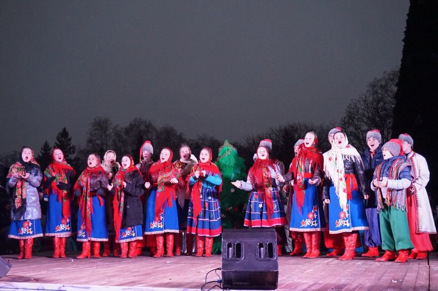 В День Святого Николая в Кривом Роге засияла огнями  главная елка города (ФОТО) (фото) - фото 1