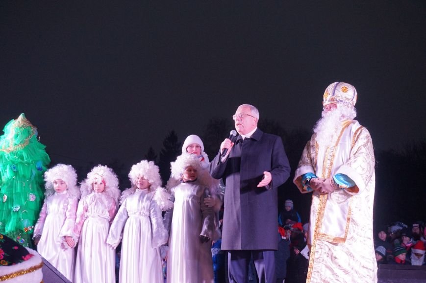 В День Святого Николая в Кривом Роге засияла огнями  главная елка города (ФОТО) (фото) - фото 1