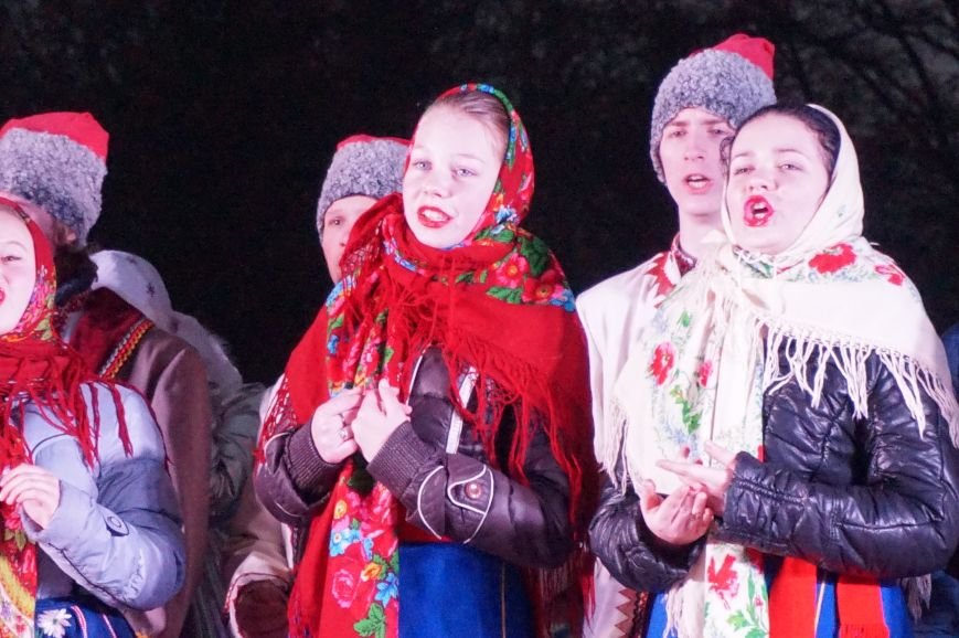 В День Святого Николая в Кривом Роге засияла огнями  главная елка города (ФОТО) (фото) - фото 1