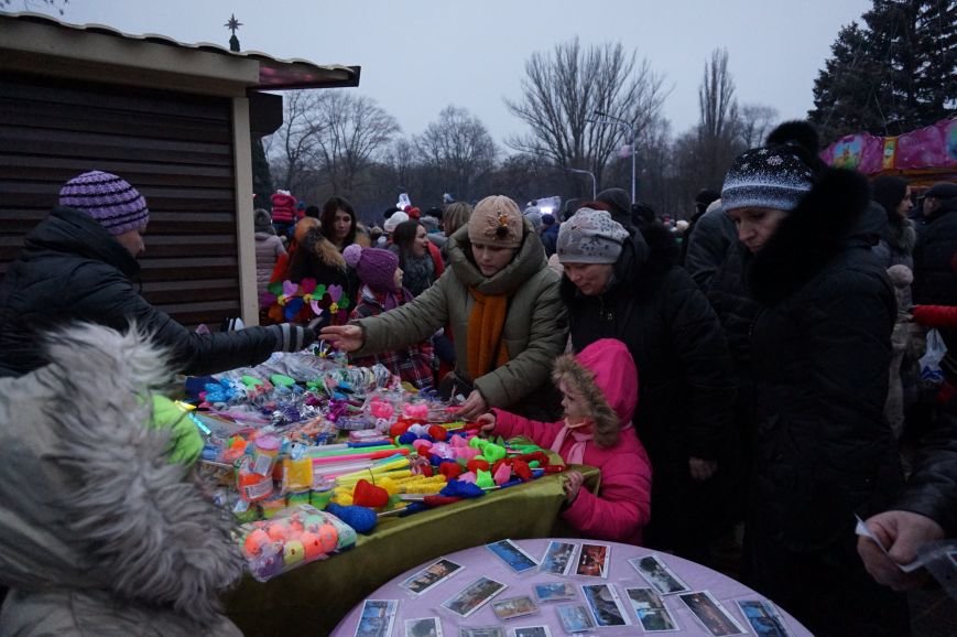 В День Святого Николая в Кривом Роге засияла огнями  главная елка города (ФОТО) (фото) - фото 1