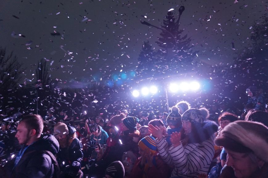 В День Святого Николая в Кривом Роге засияла огнями  главная елка города (ФОТО) (фото) - фото 1