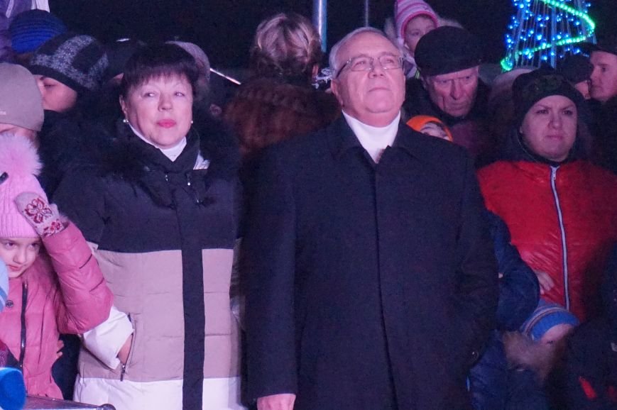 В День Святого Николая в Кривом Роге засияла огнями  главная елка города (ФОТО) (фото) - фото 1