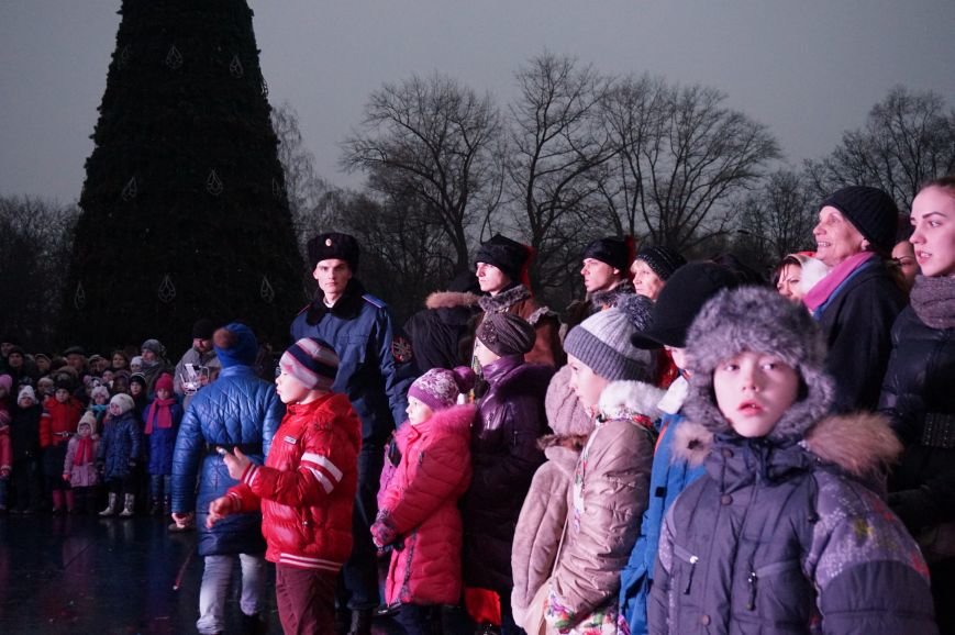 В День Святого Николая в Кривом Роге засияла огнями  главная елка города (ФОТО) (фото) - фото 1