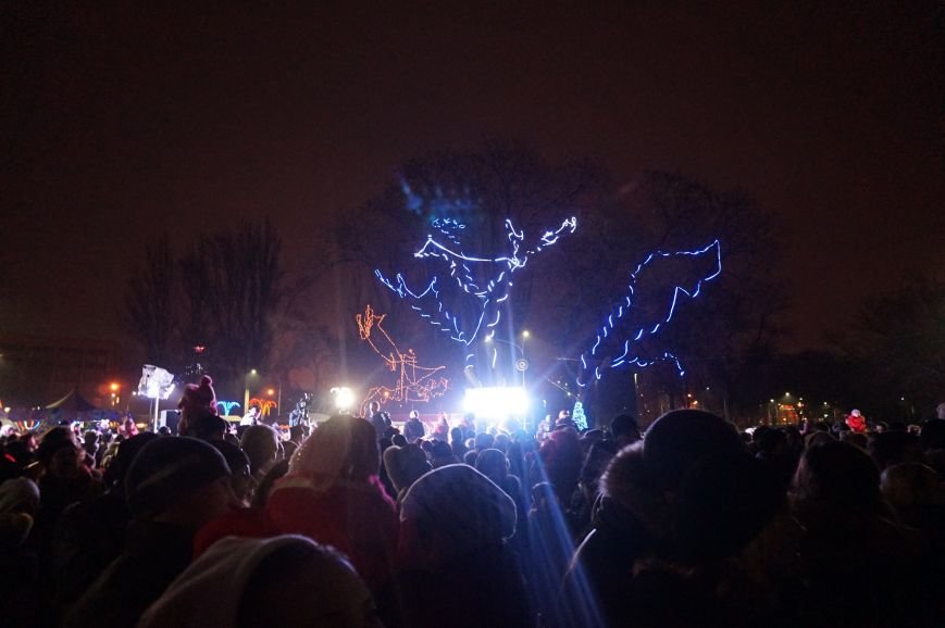 В День Святого Николая в Кривом Роге засияла огнями  главная елка города (ФОТО) (фото) - фото 1