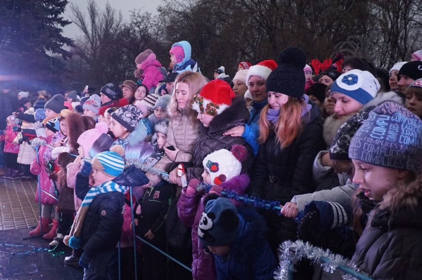 В День Святого Николая в Кривом Роге засияла огнями  главная елка города (ФОТО) (фото) - фото 1