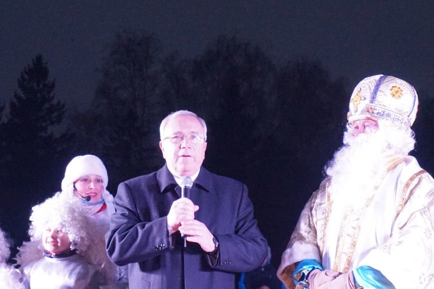 В День Святого Николая в Кривом Роге засияла огнями  главная елка города (ФОТО) (фото) - фото 1