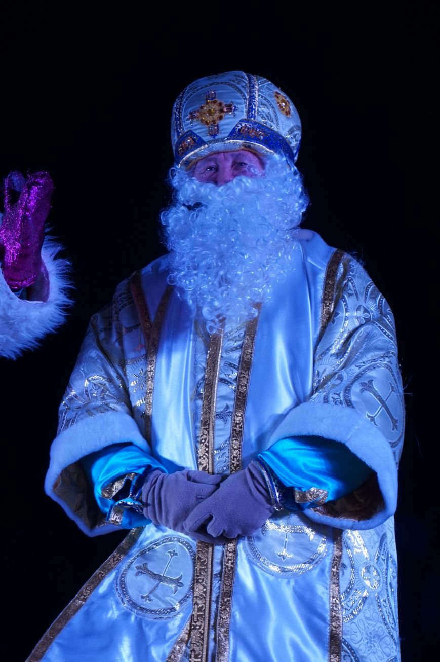 В День Святого Николая в Кривом Роге засияла огнями  главная елка города (ФОТО) (фото) - фото 1