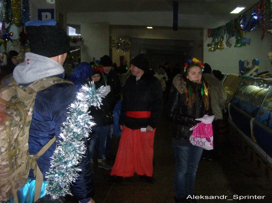 Криворожские активисты наколядовали 600 гривен на нужды бойцов АТО (ФОТО) (фото) - фото 1