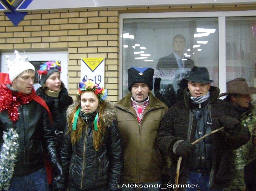 Криворожские активисты наколядовали 600 гривен на нужды бойцов АТО (ФОТО) (фото) - фото 1