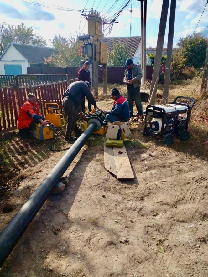 Продолжаются работы по прокладке водопровода в селе Марьянское на ...