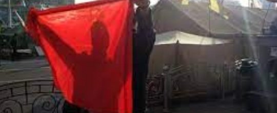 У Кривому Розі судили чоловіка, який посеред вулиці розмахував прапором УРСР 