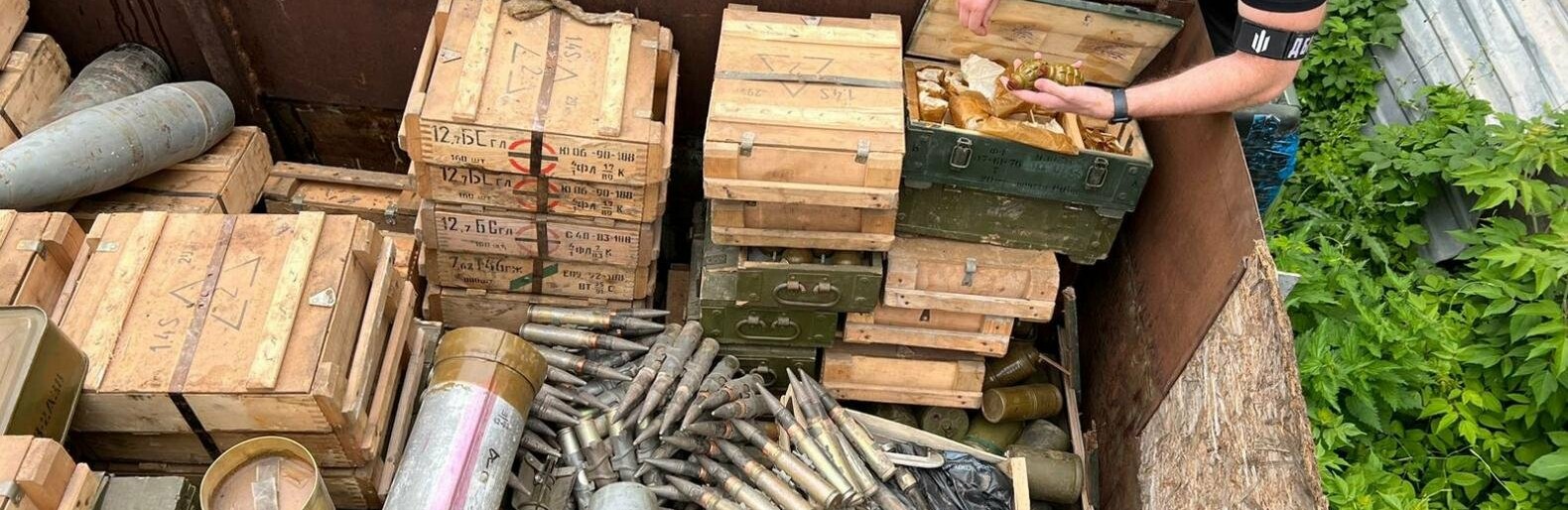 На Харківщині ДБР знайшло понад 10 тонн російських боєприпасів та зенітну установку, - ФОТО, ВІДЕО