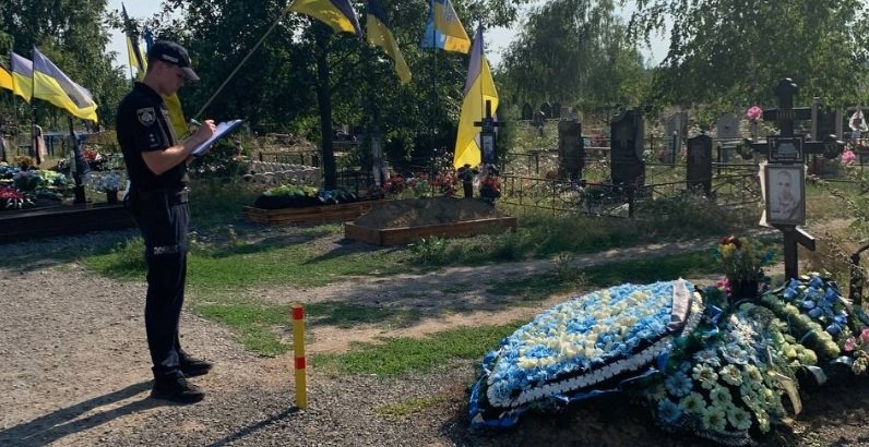 Під Кривим Рогом невідомі позривали прапори і погнули флагштоки на могилах загиблих захисників України, - ФОТО