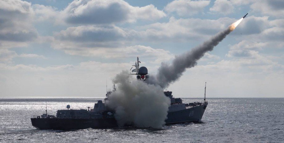 В Чорному та Середземному морях на бойовому чергуванні знаходяться 3 носії крилатих ракет 