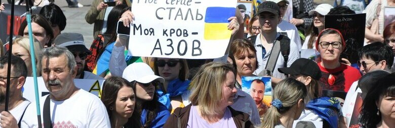 «Чекаємо додому героїв  Маріуполя»: у Києві відбулась хода з нагоди річниці наказу про вихід з «Азовсталі»