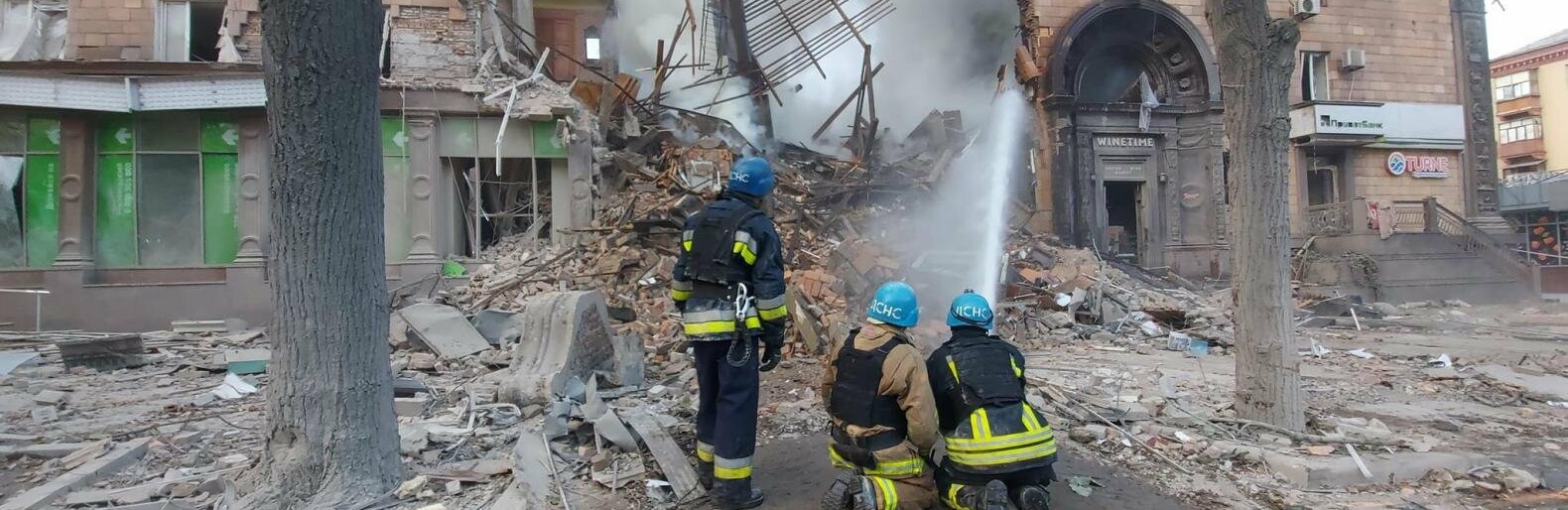 Всього врятовано 21 людину, загинуло 11 людей: у Запоріжжі продовжують розбирати завали після ракетної атаки рашистів, - ФОТО 