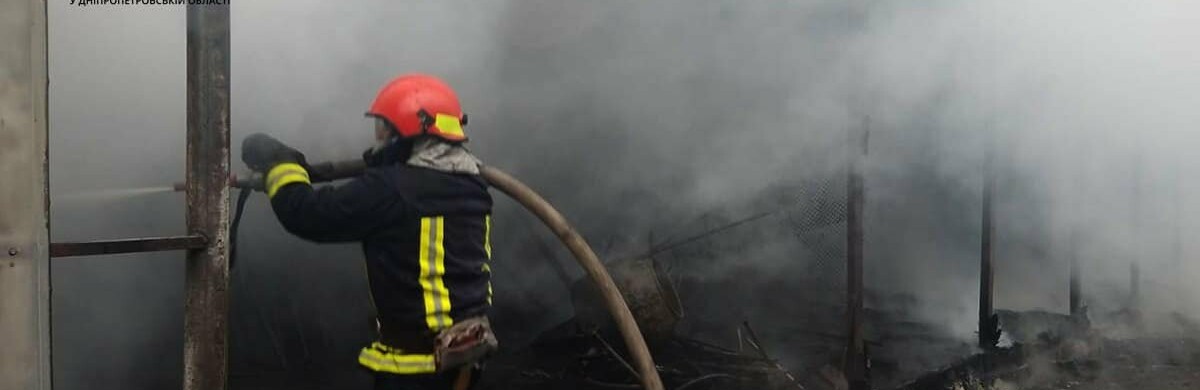 У Кривому Розі горіло меблеве підприємство, - ФОТО