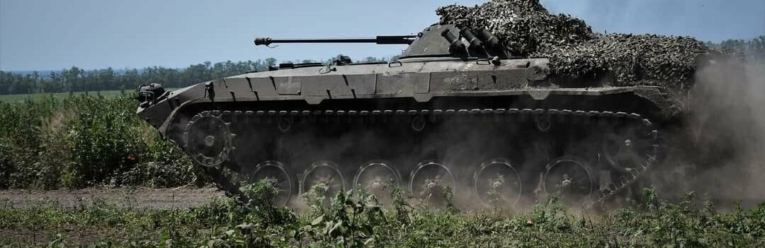 Підрозділи ракетних військ і артилерії протягом доби уразили район зосередження живої сили, озброєння та військової техніки, 2 склади боєприпасів, 10 артилерійських засобів на вогневих позиціях, - Генштаб 