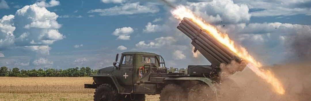 Підрозділи ракетних військ і артилерії протягом доби уразили 8 артилерійських засобів на вогневих позиціях, 2 станції РЕБ, склад боєприпасів ворога, - Генштаб 