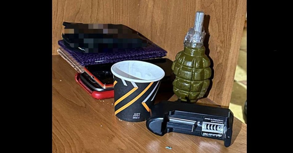 Під час обшуку у 43-річного криворіжця поліцейські вилучили гранату та наркотики 