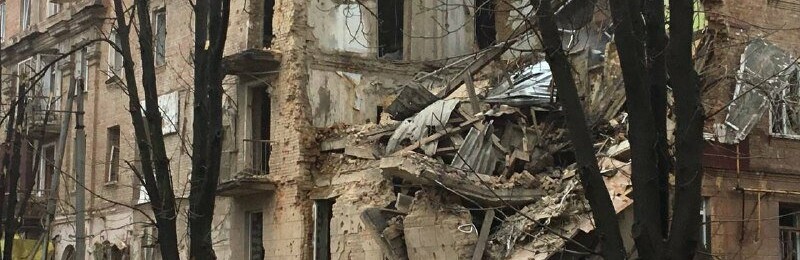 Патрульні виклали відео порятунку людей зі зруйнованого рашистською ракетою будинку у Кривому Розі, - ВІДЕО