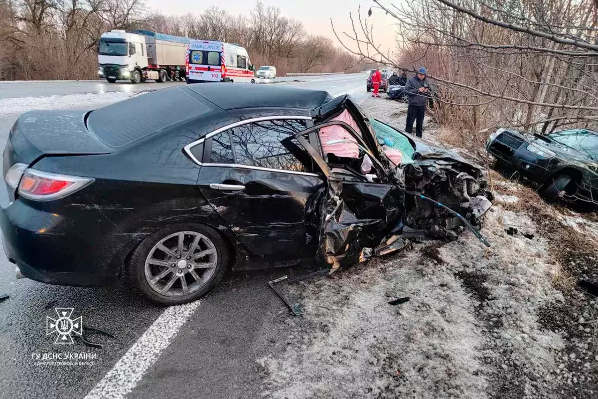 Масштабна аварія на Дніпропетровщині: через ожеледицю зіштовхнулись 6 автомобілів, - ФОТО