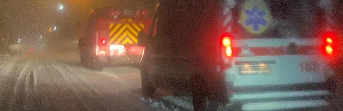 На Дніпропетровщині маршрутка з пасажирами застрягла у снігу, недоїхавши до селища