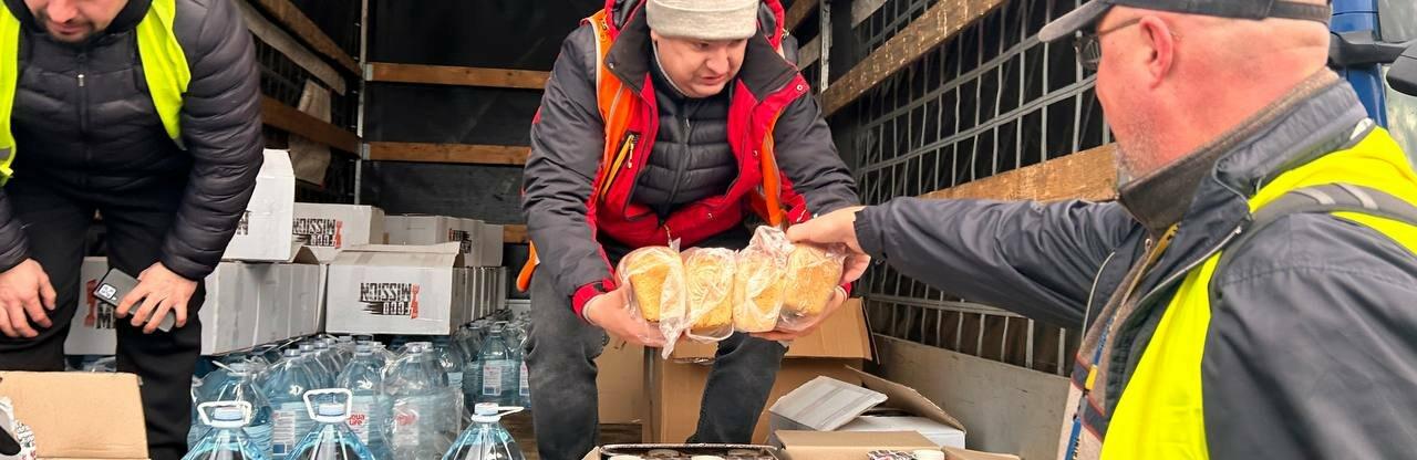 Заблокованим на польському кордоні українським далекобійникам доставили необхідні продукти та ліки, - ФОТО