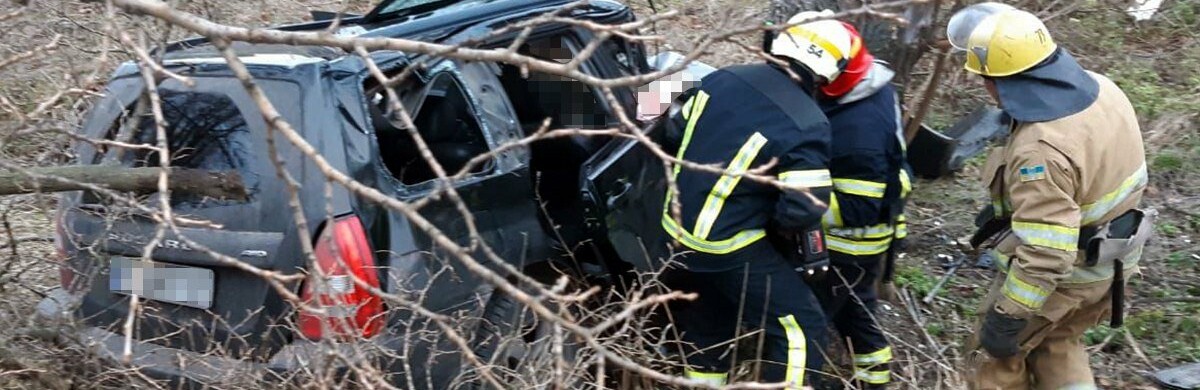 На Дніпропетровщині одна людина загинула та 2 травмовано внаслідок зіткнення легковика з деревом, - ФОТО