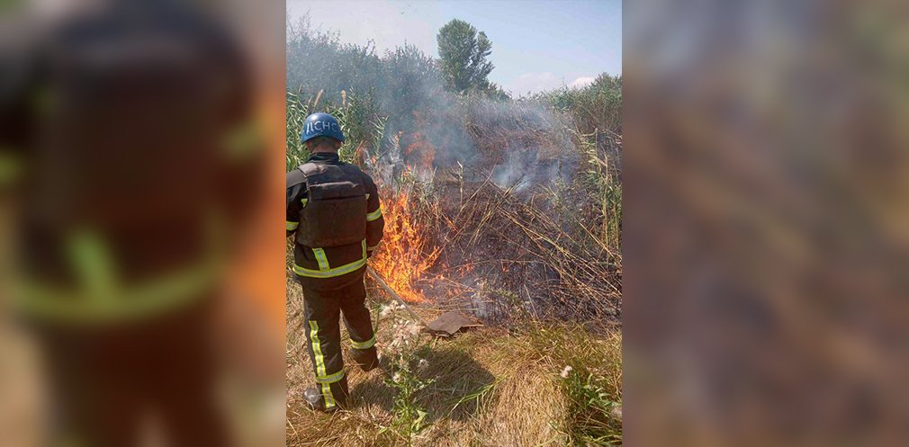 У Криворізькому районі через ворожий обстріл сталася пожежа, - ФОТО