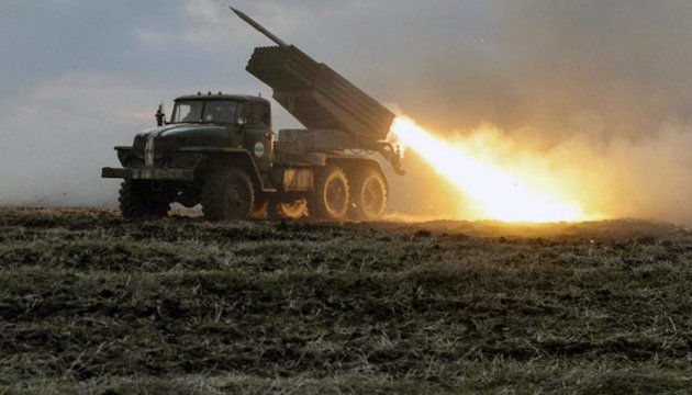 Опівночі російські війська обстріляли Нікополь з важкої артилерії