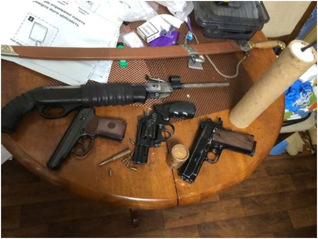 У Кривому Розі поліцейські затримали раніше судимого чоловіка за незаконне зберігання наркотиків та зброї, - ФОТО