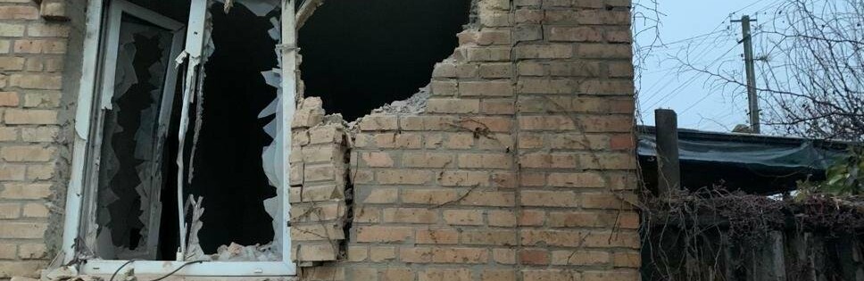 Під час нічного обстрілу житлових кварталів Нікополя поранено чоловіка: поліція документує наслідки ворожих ударів, - ФОТО 